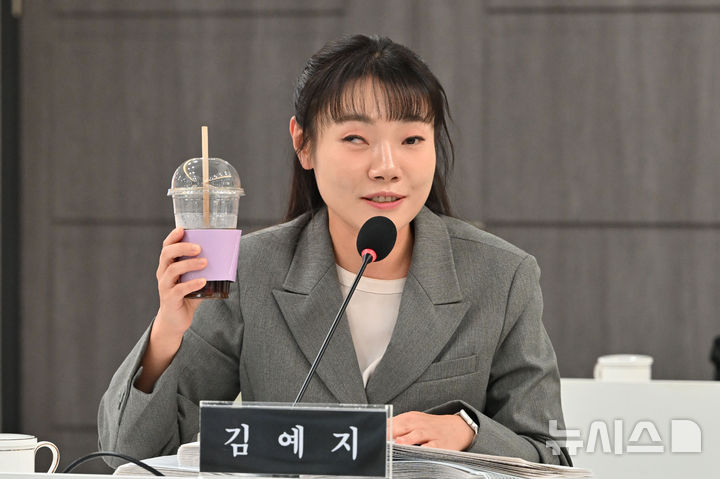 [전남광주=뉴시스] 이영주 기자 = 국회 행안위 김예지 국민의힘 의원이 22일 오전 전남광주 서구 전남광주통합특별시 광주청사에서 열린 국정감사 도중 분위기를 풀기 위해 커피와 관련한 이야기를 하고 있다. 2026.10.22. leeyj2578@newsis.com
