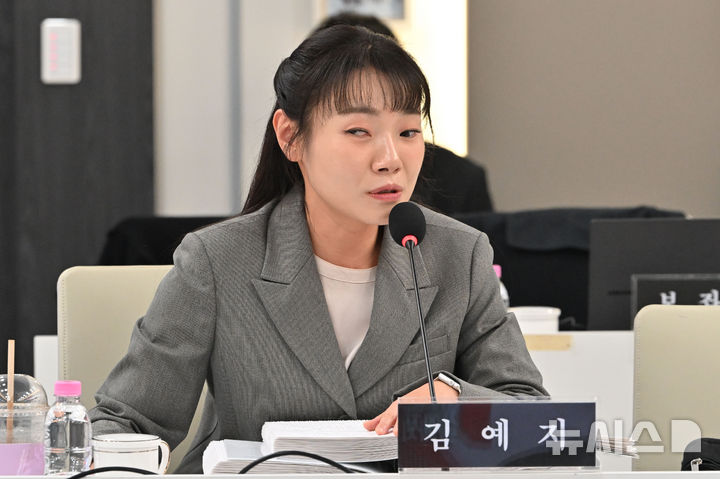 [전남광주=뉴시스] 이영주 기자 = 국회 행정안전위원회 국민의힘 김예지 의원이 22일 오전 전남광주 서구 전남광주통합특별시 광주청사에서 열린 국정감사 도중 질의하고 있다. 2026.10.22. leeyj2578@newsis.com