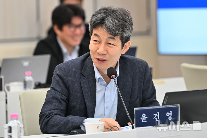 [전남광주=뉴시스] 이영주 기자 = 국회 행안위 윤건영 더불어민주당 의원이 22일 오전 전남광주 서구 전남광주통합특별시 광주청사에서 열린 국정감사 도중 질의하고 있다. 2026.10.22. leeyj2578@newsis.com