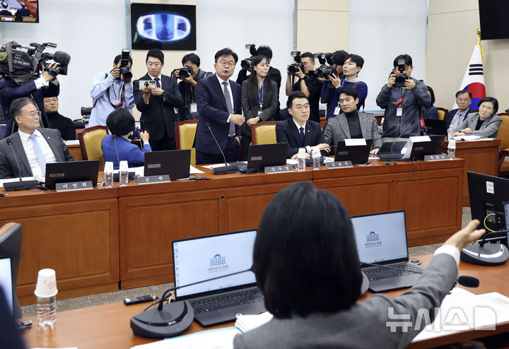 [서울=뉴시스] 최진석 기자 = 이진숙(아래) 국민의힘 의원이 22일 여의도 국회에서 열린 과학기술정보방송통신위원회의 방송미디어통신위원회 등에 대한 종합감사에서 김우영 더불어민주당 의원의 발언에 항의하고 있다. 2026.10.22. myjs@newsis.com