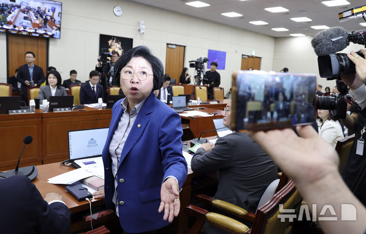 [서울=뉴시스] 최진석 기자 = 김현 더불어민주당 의원이 22일 여의도 국회에서 열린 과학기술정보방송통신위원회의 방송미디어통신위원회 등에 대한 종합감사에서 자신의 자리 뒤에서 촬영을 하고 있는 이진숙 국민의힘 의원실 관계자에게 항의하고 있다. 2026.10.22. myjs@newsis.com