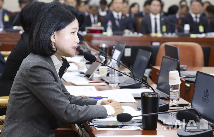 [서울=뉴시스] 최진석 기자 = 이진숙 국민의힘 의원이 22일 여의도 국회에서 열린 과학기술정보방송통신위원회의 방송미디어통신위원회 등에 대한 종합감사에서 발언하고 있다. 2026.10.22. myjs@newsis.com
