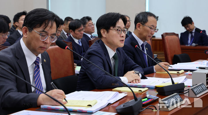 [서울=뉴시스] 고범준 기자 = 김정관 산업통상부 장관이 22일 서울 여의도 국회에서 열린 산업통상자원중소벤처기업위원회 산업통상부 및 소관기관 종합감사에서 의원 질의에 답변하고 있다. 2026.10.22. bjko@newsis.com