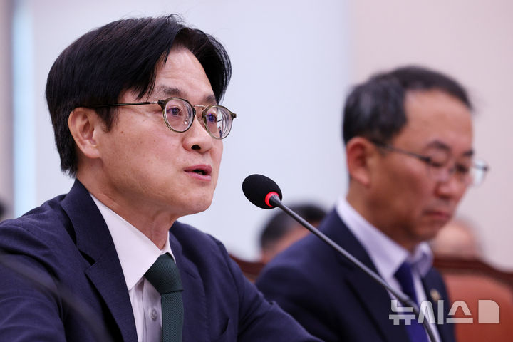 [서울=뉴시스] 고범준 기자 = 김정관 산업통상부 장관이 22일 서울 여의도 국회에서 열린 산업통상자원중소벤처기업위원회 산업통상부 및 소관기관 종합감사에서 의원 질의에 답변하고 있다. 2026.10.22. bjko@newsis.com