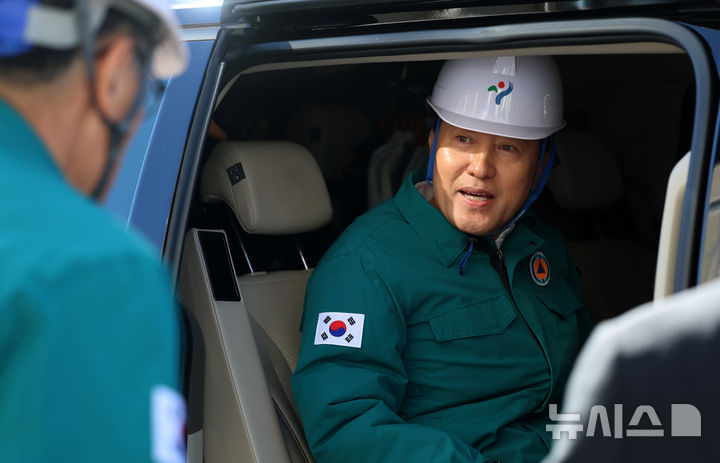 [서울=뉴시스] 조성우 기자 = 오세훈 서울시장이 22일 서울 양천구 목동종합운동장에서 열린 2026 서울시 재난대응 안전한국훈련에서 현장을 점검한 뒤 차량에 타고 있다. 2026.10.22. xconfind@newsis.com