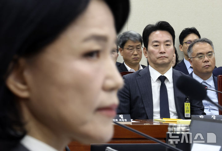 [서울=뉴시스] 최진석 기자 = 이진숙 국민의힘 의원이 22일 여의도 국회에서 열린 과학기술정보방송통신위원회의 방송미디어통신위원회 등에 대한 종합감사에 자리한 뒤로 박장범 한국방송공사(KBS) 사장이 출석해 있다. 2026.10.22. myjs@newsis.com