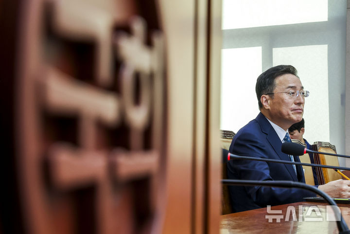 [서울=뉴시스] 정병혁 기자 = 이정현 공소청장(검찰총장) 직무대행이 22일 서울 여의도 국회에서 열린 법제사법위원회의 공소청 본청에 대한 국정감사에서 질문에 답하고 있다. 2026.10.22. jhope@newsis.com