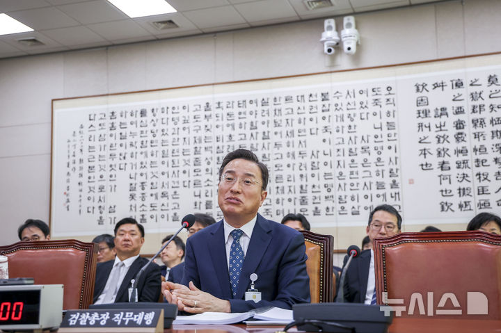 [서울=뉴시스] 정병혁 기자 = 이정현 공소청장(검찰총장) 직무대행이 22일 서울 여의도 국회에서 열린 법제사법위원회의 공소청 본청에 대한 국정감사에서 질문에 답하고 있다. 2026.10.22. jhope@newsis.com