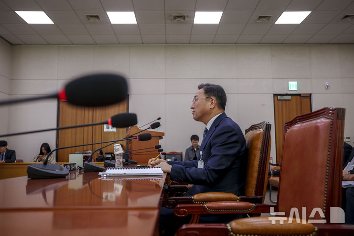 [서울=뉴시스] 정병혁 기자 = 이정현 공소청장(검찰총장) 직무대행이 22일 서울 여의도 국회에서 열린 법제사법위원회의 공소청 본청에 대한 국정감사에서 질문에 답하고 있다. 2026.10.22. jhope@newsis.com