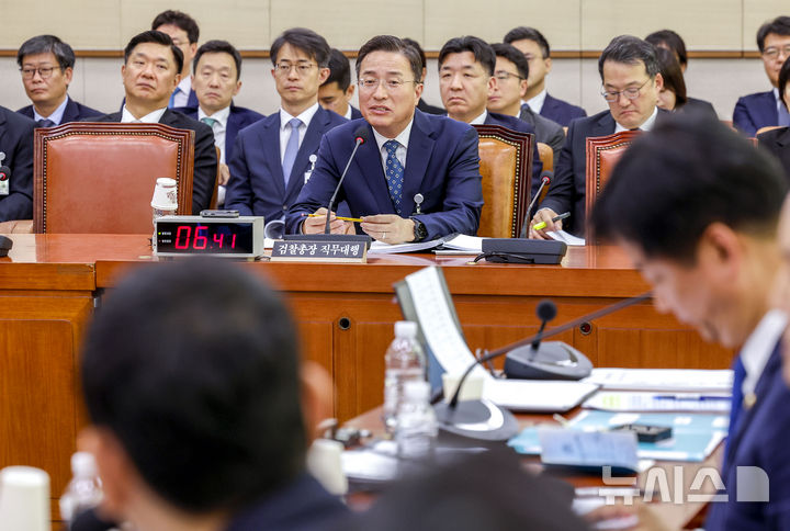 [서울=뉴시스] 정병혁 기자 = 이정현 공소청장(검찰총장) 직무대행이 22일 서울 여의도 국회에서 열린 법제사법위원회의 공소청 본청에 대한 국정감사에서 질문에 답하고 있다. 2026.10.22. jhope@newsis.com