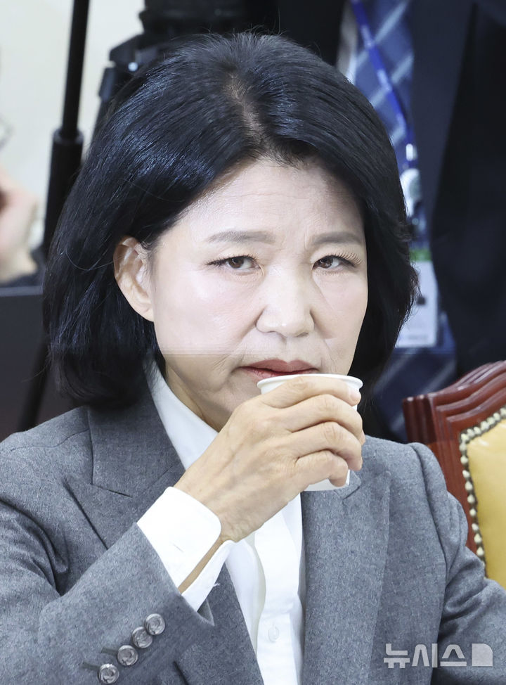 [서울=뉴시스] 최진석 기자 = 이진숙 국민의힘 의원이 22일 여의도 국회에서 열린 과학기술정보방송통신위원회의 방송미디어통신위원회 등에 대한 종합감사에서 물믈 마시고 있다. 2026.10.22. myjs@newsis.com
