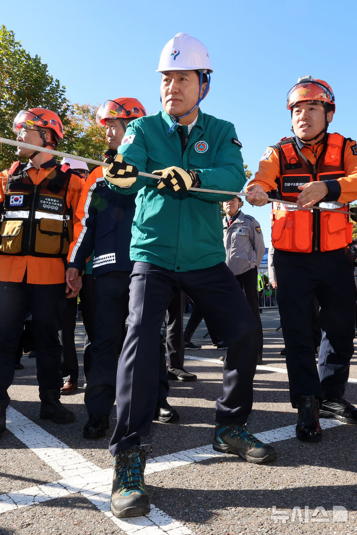 [서울=뉴시스] 조성우 기자 = 오세훈 서울시장이 22일 서울 양천구 목동종합운동장에서 열린 2026 서울시 재난대응 안전한국훈련에서 매몰 차량 탑승자 구조를 위한 로프 인양을 하고 있다. 2026.10.22. xconfind@newsis.com