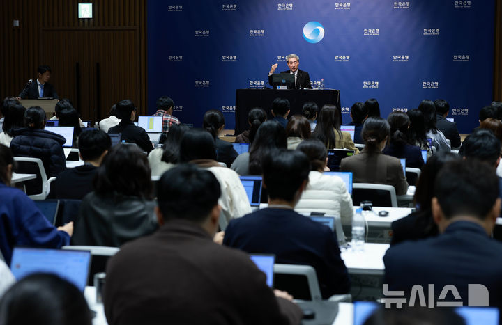 [서울=뉴시스] 사진공동취재단 = 신현송 한국은행 총재가 22일 서울 중구 한국은행에서 열린 금융통화위원회 통화정책방향 기자간담회에서 발언하고 있다. 2026.10.22. photo@newsis.com