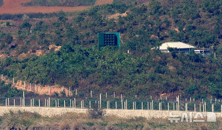 [서울=뉴시스] 홍효식 기자 = 북한이 이달 중 대남 확성기 방송 재개를 예고하면서 우리 군도 대북 확성기 방송 등 맞대응에 나설 가능성이 제기되는 가운데 22일 경기도 파주시 오두산전망대에서 바라본 대남 확성기가 보이고 있다. 남북 간 확성기 심리전이 재개되면 지난해 6월 이후 중단됐던 대남·대북 방송이 1년 4개월여 만에 다시 시작될 전망이다. 2026.10.22. yesphoto@newsis.com