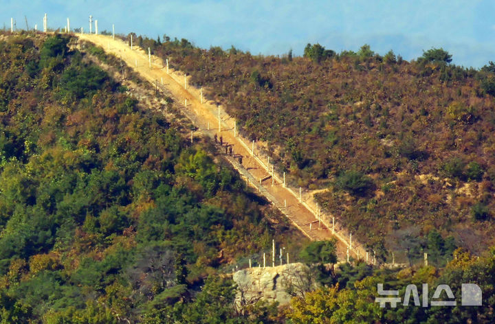 [서울=뉴시스] 홍효식 기자 = 북한이 이달 중 대남 확성기 방송 재개를 예고하면서 우리 군도 대북 확성기 방송 등 맞대응에 나설 가능성이 제기되는 가운데 22일 경기도 파주시 오두산전망대에서 바라본 북한 황해북도 개풍군에서 북한 군인들이 이동하고 있다.남북 간 확성기 심리전이 재개되면 지난해 6월 이후 중단됐던 대남·대북 방송이 1년 4개월여 만에 다시 시작될 전망이다. 2026.10.22. yesphoto@newsis.com
