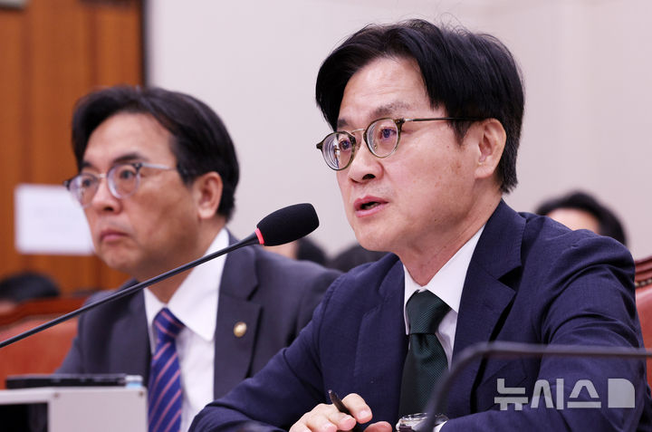 [서울=뉴시스] 고범준 기자 = 김정관 산업통상부 장관이 22일 서울 여의도 국회에서 열린 산업통상자원중소벤처기업위원회 산업통상부 및 소관기관 종합감사에서 의원 질의에 답변하고 있다. 2026.10.22. bjko@newsis.com