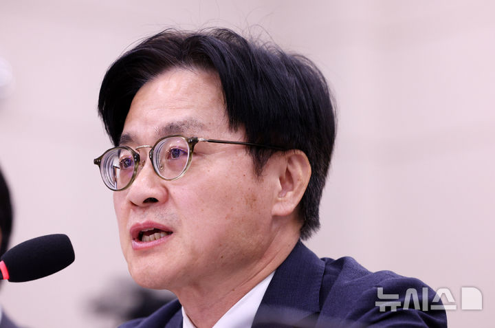 [서울=뉴시스] 고범준 기자 = 김정관 산업통상부 장관이 22일 서울 여의도 국회에서 열린 산업통상자원중소벤처기업위원회 산업통상부 및 소관기관 종합감사에서 의원 질의에 답변하고 있다. 2026.10.22. bjko@newsis.com