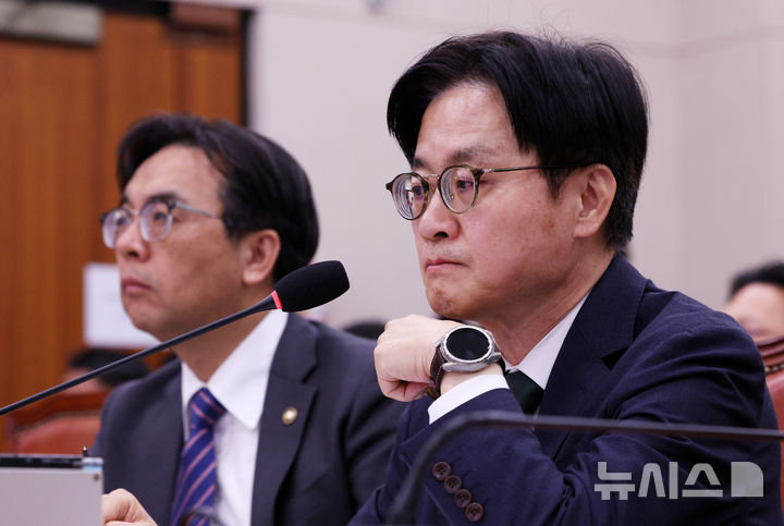[서울=뉴시스] 고범준 기자 = 김정관 산업통상부 장관이 22일 서울 여의도 국회에서 열린 산업통상자원중소벤처기업위원회 산업통상부 및 소관기관 종합감사에서 자료영상을 시청하고 있다. 2026.10.22. bjko@newsis.com