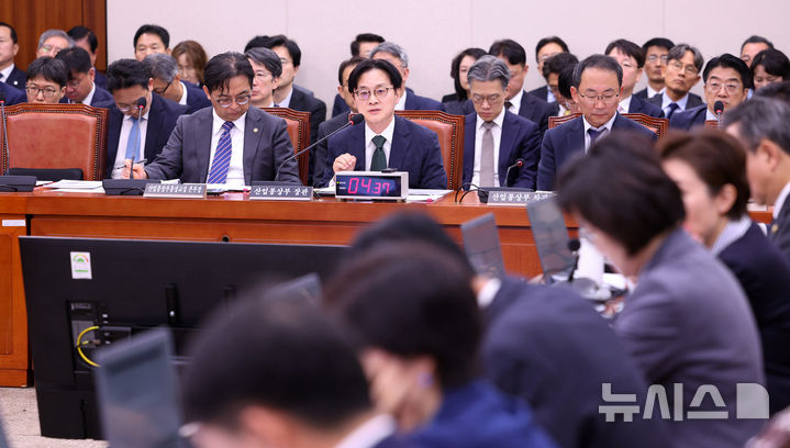 [서울=뉴시스] 고범준 기자 = 김정관 산업통상부 장관이 22일 서울 여의도 국회에서 열린 산업통상자원중소벤처기업위원회 산업통상부 및 소관기관 종합감사에서 의원 질의에 답변하고 있다. 2026.10.22. bjko@newsis.com