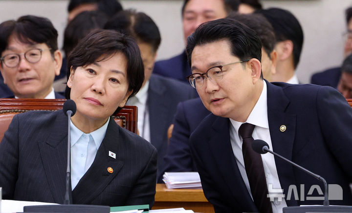 [서울=뉴시스] 고범준 기자 = 송미령(왼쪽) 농림축산식품부 장관과 김종구 농림축산식품부 차관이 22일 서울 여의도 국회에서 열린 농림축산식품해양수산위원회 농림축산식품부 및 소관기관 종합감사에 앞서 대화를 나누고 있다. 2026.10.22. bjko@newsis.com