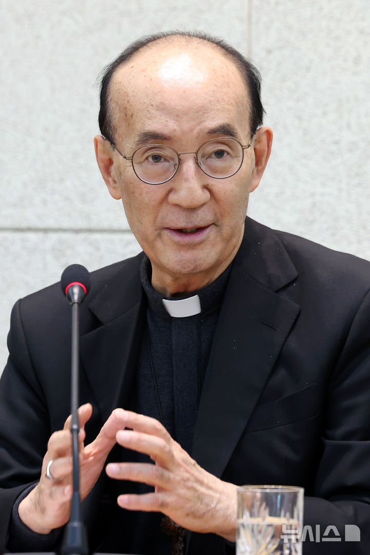 [서울=뉴시스] 박진희 기자 = 한국천주교주교회의 신임 의장 김종수 아우구스티노 주교(대전교구장)가 22일 서울 광진구 한국천주교중앙협의회에서 '한국천주교주교회의 신임 의장단 기자회견'을 하고 있다. 2026.10.22. pak7130@newsis.com