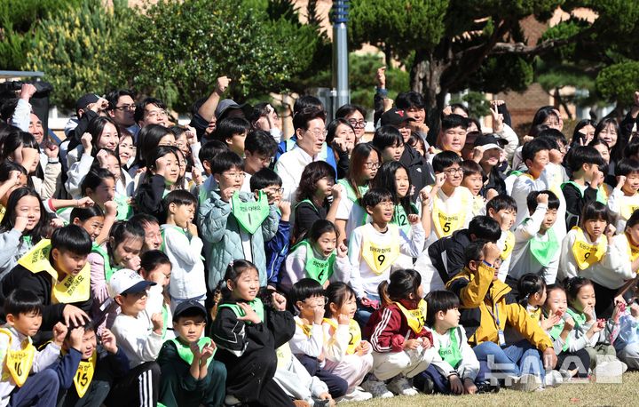 [익산=뉴시스] 김진아 기자 = 이재명 대통령이 22일 전북 익산 왕궁초등학교에서 열린 가을 행복학교 체육한마당에서 학생들과 기념 촬영을 하고 있다. 2026.10.22. bluesoda@newsis.com