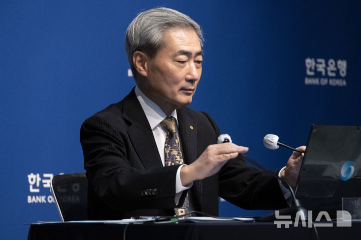 [서울=뉴시스] 사진공동취재단 = 신현송 한국은행 총재가 22일 서울 중구 한국은행에서 열린 금융통화위원회 통화정책방향 기자간담회에서 마이크 위치를 조정하고 있다. 2026.10.22. photo@newsis.com