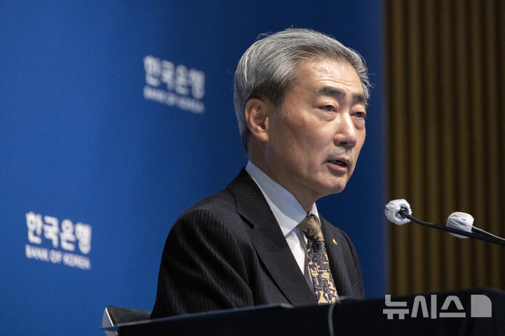 [서울=뉴시스] 사진공동취재단 = 신현송 한국은행 총재가 지난 22일 서울 중구 한국은행에서 열린 금융통화위원회 통화정책방향 기자간담회에서 발언하고 있다. 2026.10.22. photo@newsis.com