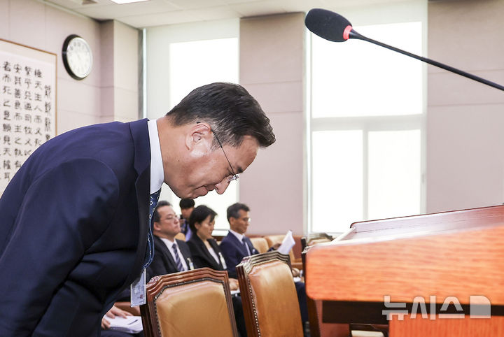 [서울=뉴시스] 정병혁 기자 = 이정현 검찰총장 직무대행(공소청 차장검사)이 22일 서울 여의도 국회에서 열린 법제사법위원회의 공소청 본청에 대한 국정감사에서 인사를 하고 있다. 2026.10.22. jhope@newsis.com