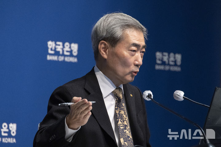 [서울=뉴시스] 사진공동취재단 = 신현송 한국은행 총재가 22일 서울 중구 한국은행에서 열린 금융통화위원회 통화정책방향 기자간담회에서 발언하고 있다. 2026.10.22. photo@newsis.com