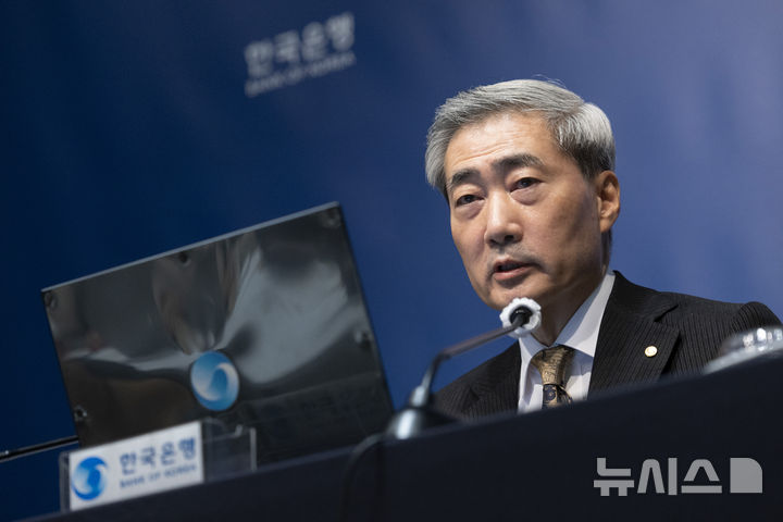 [서울=뉴시스] 사진공동취재단 = 신현송 한국은행 총재가 22일 서울 중구 한국은행에서 열린 금융통화위원회 통화정책방향 기자간담회에서 발언하고 있다. 2026.10.22. photo@newsis.com