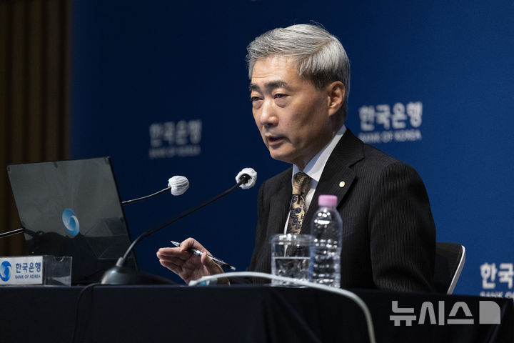 [서울=뉴시스] 사진공동취재단 = 신현송 한국은행 총재가 지난 22일 서울 중구 한국은행에서 열린 금융통화위원회 통화정책방향 기자간담회에서 발언하고 있다. 2026.10.22. photo@newsis.com