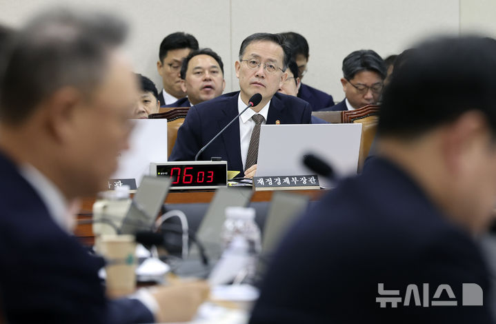 [서울=뉴시스] 최진석 기자 = 이형일 부총리 겸 재정경제부 장관이 22일 여의도 국회에서 열린 재정기획위원회의 재정경제부, 국가데이터처, 국세청 등에 대한 종합감사에 출석해 의원 질의를 듣고 있다. 2026.10.22. myjs@newsis.com