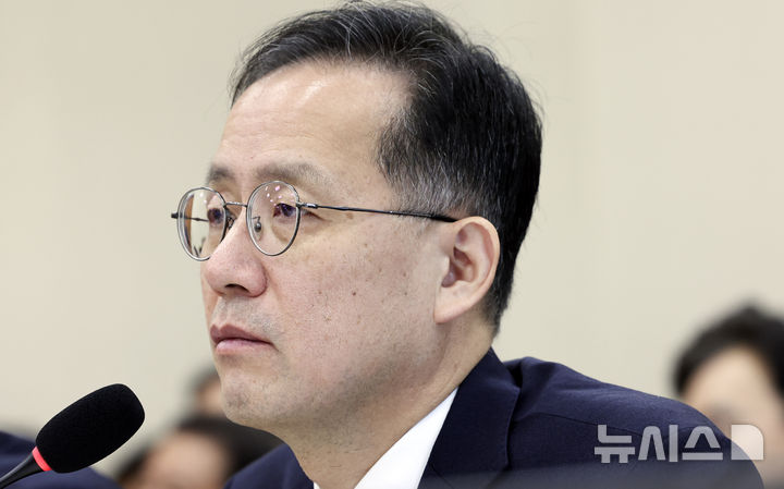 [서울=뉴시스] 최진석 기자 = 이형일 부총리 겸 재정경제부 장관이 22일 여의도 국회에서 열린 재정기획위원회의 재정경제부, 국가데이터처, 국세청 등에 대한 종합감사에 출석해 의원 질의를 듣고 있다. 2026.10.22. myjs@newsis.com