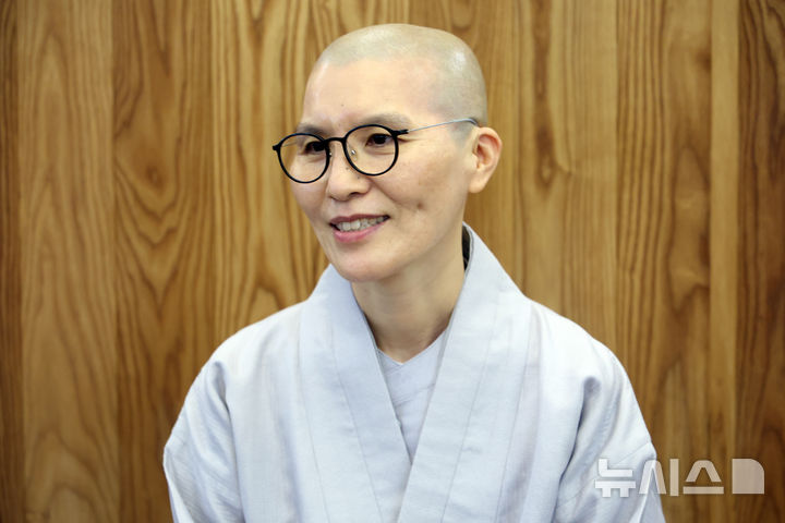 [서울=뉴시스] 박진희 기자 = 한국불교호스피스협회 영적 돌봄가 능인스님이 지난 20일 서울 종로구 한 카페에서 인터뷰 하고 있다. 2026.10.24. pak7130@newsis.com