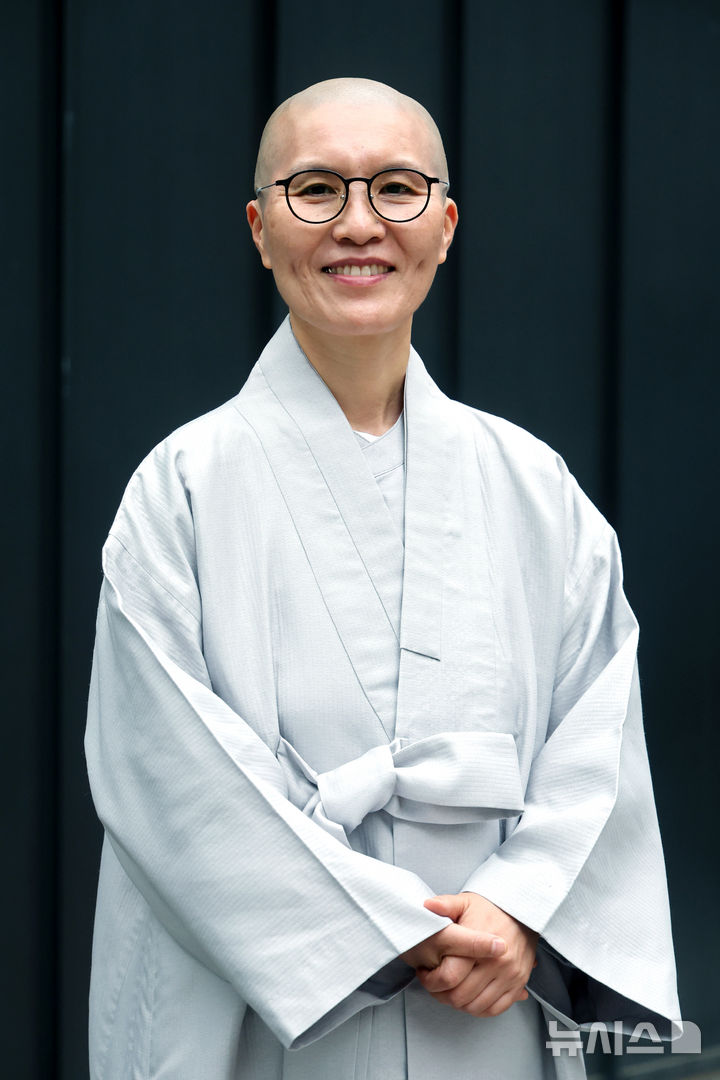 [서울=뉴시스] 박진희 기자 = 한국불교호스피스협회 영적 돌봄가 능인스님이 지난 20일 서울 종로구 한 카페에서 인터뷰 하고 있다. 2026.10.24. pak7130@newsis.com