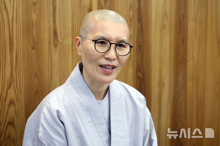 [서울=뉴시스] 박진희 기자 = 한국불교호스피스협회 영적 돌봄가 능인스님이 지난 20일 서울 종로구 한 카페에서 인터뷰 하고 있다. 2026.10.24. pak7130@newsis.com