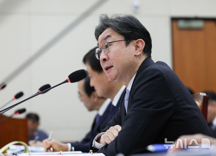 [서울=뉴시스] 김근수 기자 = 이억원 금융위원회 위원장이 지난 22일 오전 서울 여의도 국회에서 열린 재정경제위원회 종합국정감사에서 질의에 답하고 있다. 2026.10.22. ks@newsis.com