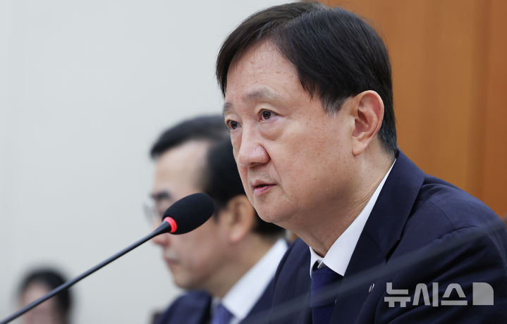 [서울=뉴시스] 김근수 기자 = 이찬진 금융감독원장이 22일 오전 서울 여의도 국회에서 열린 재정경제위원회 종합국정감사에서 질의에 답하고 있다. 2026.10.22. ks@newsis.com