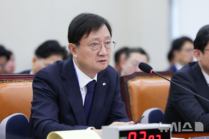 [서울=뉴시스] 김근수 기자 = 이찬진 금융감독원장이 22일 오전 서울 여의도 국회에서 열린 재정경제위원회 종합국정감사에서 질의에 답하고 있다. 2026.10.22. ks@newsis.com