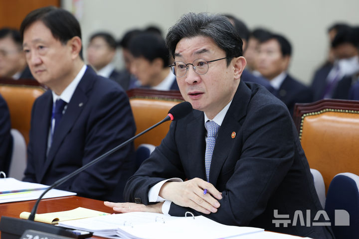 [서울=뉴시스] 김근수 기자 = 이억원 금융위원회 위원장이 22일 오전 서울 여의도 국회에서 열린 재정경제위원회 종합국정감사에서 질의에 답하고 있다. 2026.10.22. ks@newsis.com