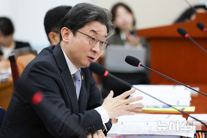 [서울=뉴시스] 김근수 기자 = 이억원 금융위원회 위원장이 22일 오전 서울 여의도 국회에서 열린 재정경제위원회 종합국정감사에서 질의에 답하고 있다. 2026.10.22. ks@newsis.com
