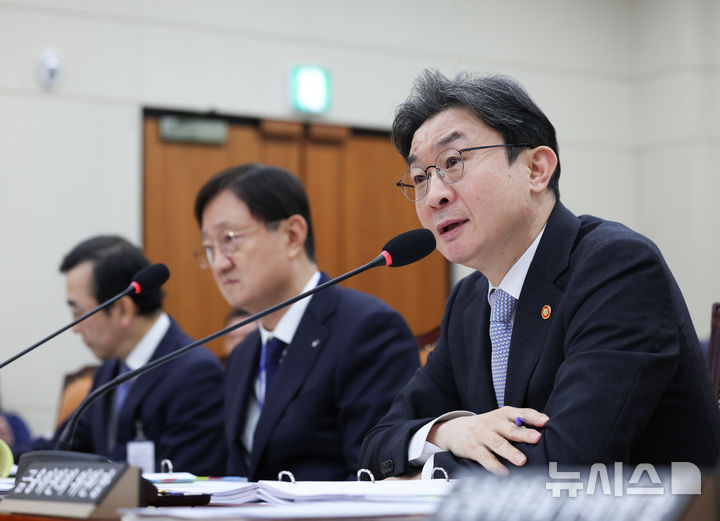 [서울=뉴시스] 김근수 기자 = 이억원 금융위원회 위원장이 22일 오전 서울 여의도 국회에서 열린 재정경제위원회 종합국정감사에서 질의에 답하고 있다. 2026.10.22. ks@newsis.com