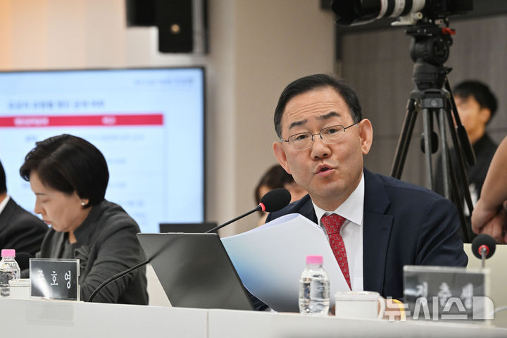 [전남광주=뉴시스] 이영주 기자 = 국회 행안위 주호영 국민의힘 의원이 22일 오전 전남광주 서구 전남광주통합특별시 광주청사에서 열린 국정감사 도중 민형배 전남광주통합특별시장에게 5·18민주화운동 유공자 명단 공개를 요구하고 있다. 5·18 유공자 명단은 공공기관 정보공개법과 개인정보보호법에 따라 비공개 대상이다. 4·19 유공자, 베트남 고엽제 피해자 등도 마찬가지다.법원 역시 5·18 유공자 명단 공개는 사생활 침해에 해당한다며 비공개가 적법하다는 판단을 내린 바 있다. 5·18 유공자가 각종 특혜를 누린다는 온라인 게시물 내용도 모두 허위라고 옛 보훈처는 밝혔다. 광주시민을 학살하고도 국가유공자로 등록된 5·18 계엄군 73명은 지난 2019년 기준 5·18 유공자보다 1인당 평균 5배 이상 보상금(164억2300여만원)을 많이 받았다. 2026.10.22. leeyj2578@newsis.com