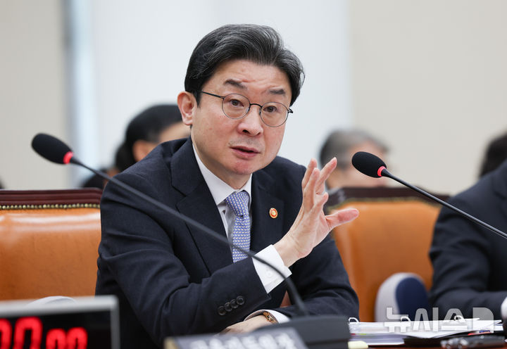 [서울=뉴시스] 김근수 기자 = 이억원 금융위원회 위원장이 22일 오전 서울 여의도 국회에서 열린 재정경제위원회 종합국정감사에서 질의에 답하고 있다. 2026.10.22. ks@newsis.com