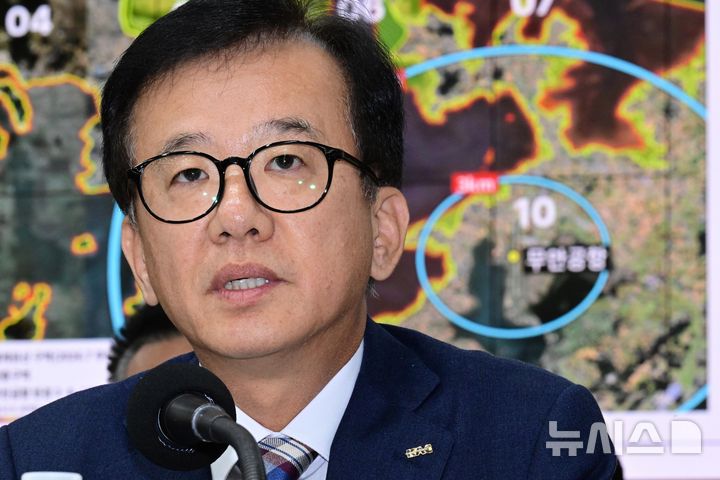 [인천=뉴시스] 공항사진기자단 = 김원준 한국공항공사 사장이 22일 오전 인천 영종구 인천국제공항공사에서 열린 국회 국토교통위원회의 인천국제공항공사, 한국공항공사 등에 대한 국정감사에 출석해 의원 질의에 답변하고 있다. 2026.10.22. photo@newsis.com