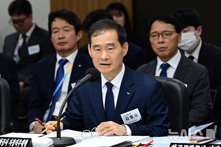 [인천=뉴시스] 공항사진기자단 = 김범호 인천공항공사 사장 직무대행이 22일 오전 인천 영종구 인천국제공항공사에서 열린 국회 국토교통위원회의 인천국제공항공사, 한국공항공사 등에 대한 국정감사에 출석해 의원 질의에 답변하고 있다. 2026.10.22. photo@newsis.com