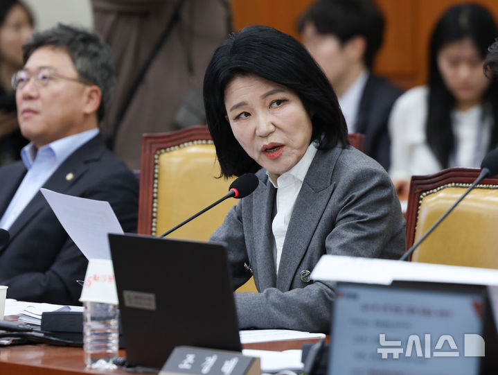 [서울=뉴시스] 김근수 기자 = 이진숙 국민의힘 의원이 22일 오전 서울 여의도 국회에서 열린 과학기술정보방송통신위원회 국정감사에서 질의하고 있다. 2026.10.22. ks@newsis.com