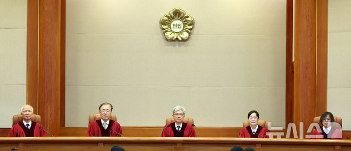 [서울=뉴시스] 전신 기자 = 김상환 헌법재판소장 등 헌법재판관들이 22일 서울 종로구 헌법재판소 대심판정에서 10월 심판사건에 대한 선고를 위해 자리하고 있다. 2026.10.21. photo1006@newsis.com