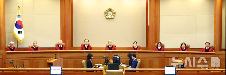 [서울=뉴시스] 전신 기자 = 김상환 헌법재판소장 등 헌법재판관들이 지난 22일 서울 종로구 헌법재판소 대심판정에서 10월 심판사건에 대한 선고를 위해 자리하고 있다. 2026.10.27. photo1006@newsis.com